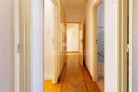 Luminoso t2 com duas varandas no seixal – excelente oportunidade de remodelação