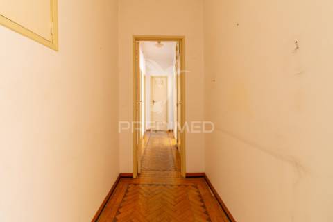 Luminoso t2 com duas varandas no seixal – excelente oportunidade de remodelação