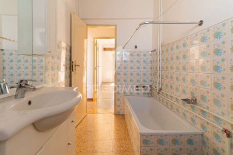 Luminoso t2 com duas varandas no seixal – excelente oportunidade de remodelação