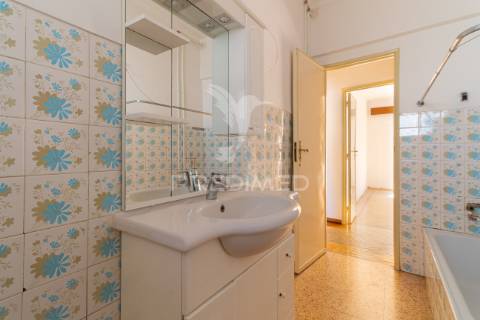 Luminoso t2 com duas varandas no seixal – excelente oportunidade de remodelação