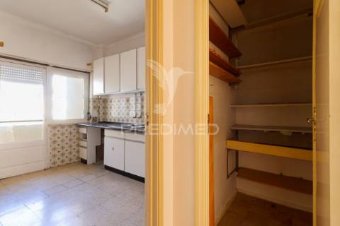 Luminoso t2 com duas varandas no seixal – excelente oportunidade de remodelação