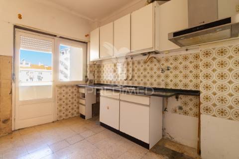 Luminoso t2 com duas varandas no seixal – excelente oportunidade de remodelação