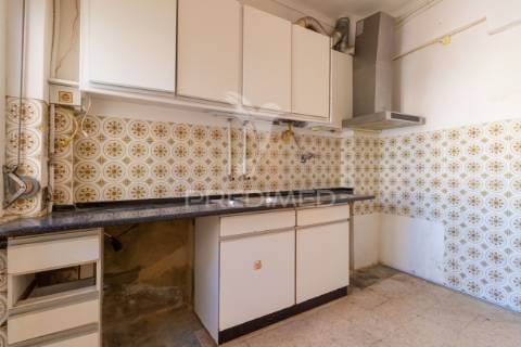 Luminoso t2 com duas varandas no seixal – excelente oportunidade de remodelação