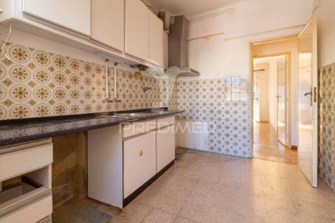 Luminoso t2 com duas varandas no seixal – excelente oportunidade de remodelação