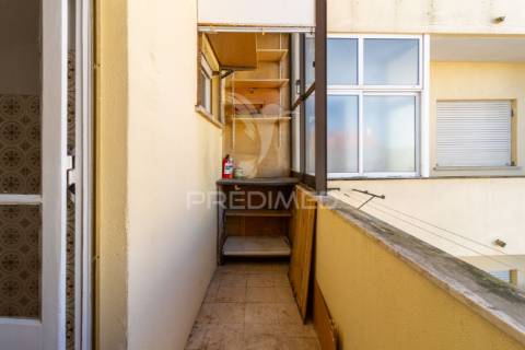 Luminoso t2 com duas varandas no seixal – excelente oportunidade de remodelação