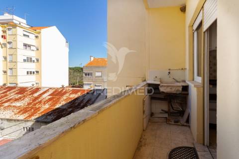 Luminoso t2 com duas varandas no seixal – excelente oportunidade de remodelação