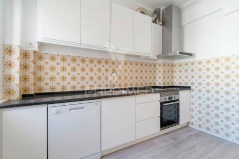 Luminoso t2 com duas varandas no seixal – excelente oportunidade de remodelação