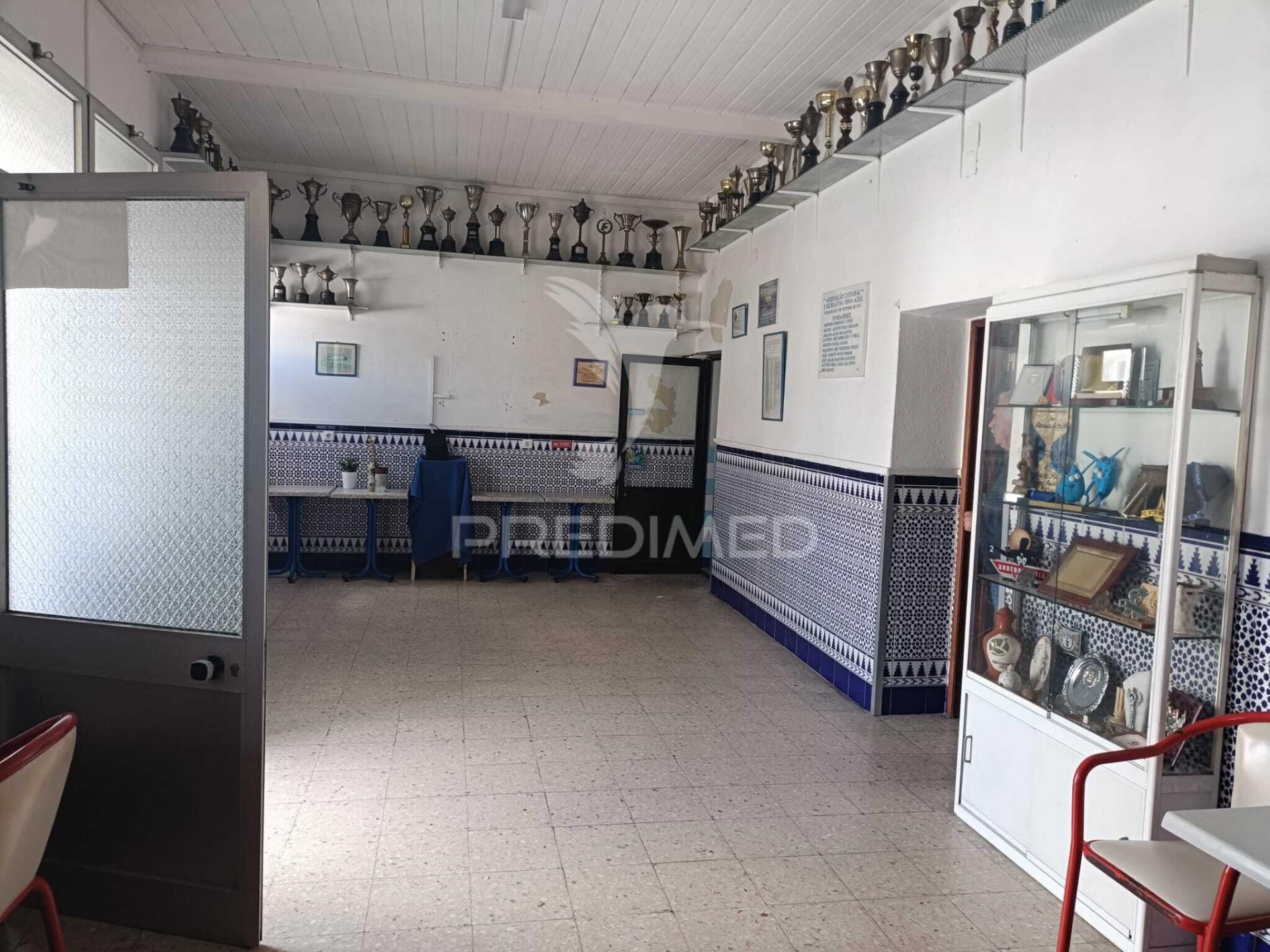 Espaço comercial localizado em beja, para reconstrução