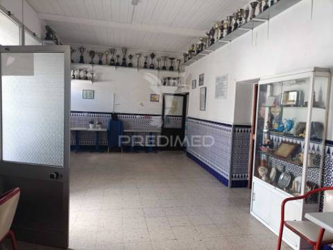 Espaço comercial localizado em beja, para reconstrução