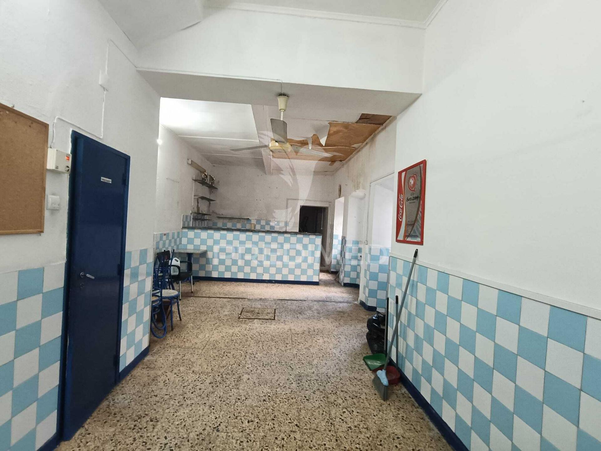 Espaço comercial localizado em beja, para reconstrução