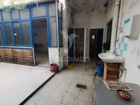Espaço comercial localizado em beja, para reconstrução
