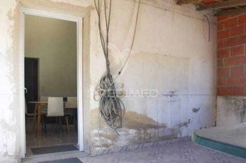 Terreno urbano 511 m² com moradia t2 (antigo t1) – excelente oportunidade de investimento | almada