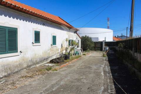 Terreno urbano 511 m² com moradia t2 (antigo t1) – excelente oportunidade de investimento | almada