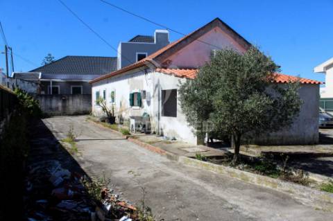 Terreno urbano 511 m² com moradia t2 (antigo t1) – excelente oportunidade de investimento | almada