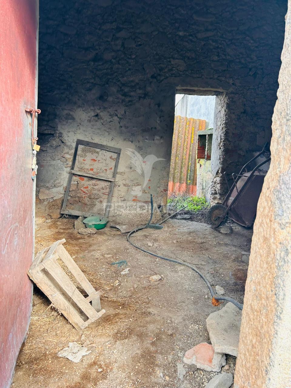 Terreno com construção para reabilitar tolosa