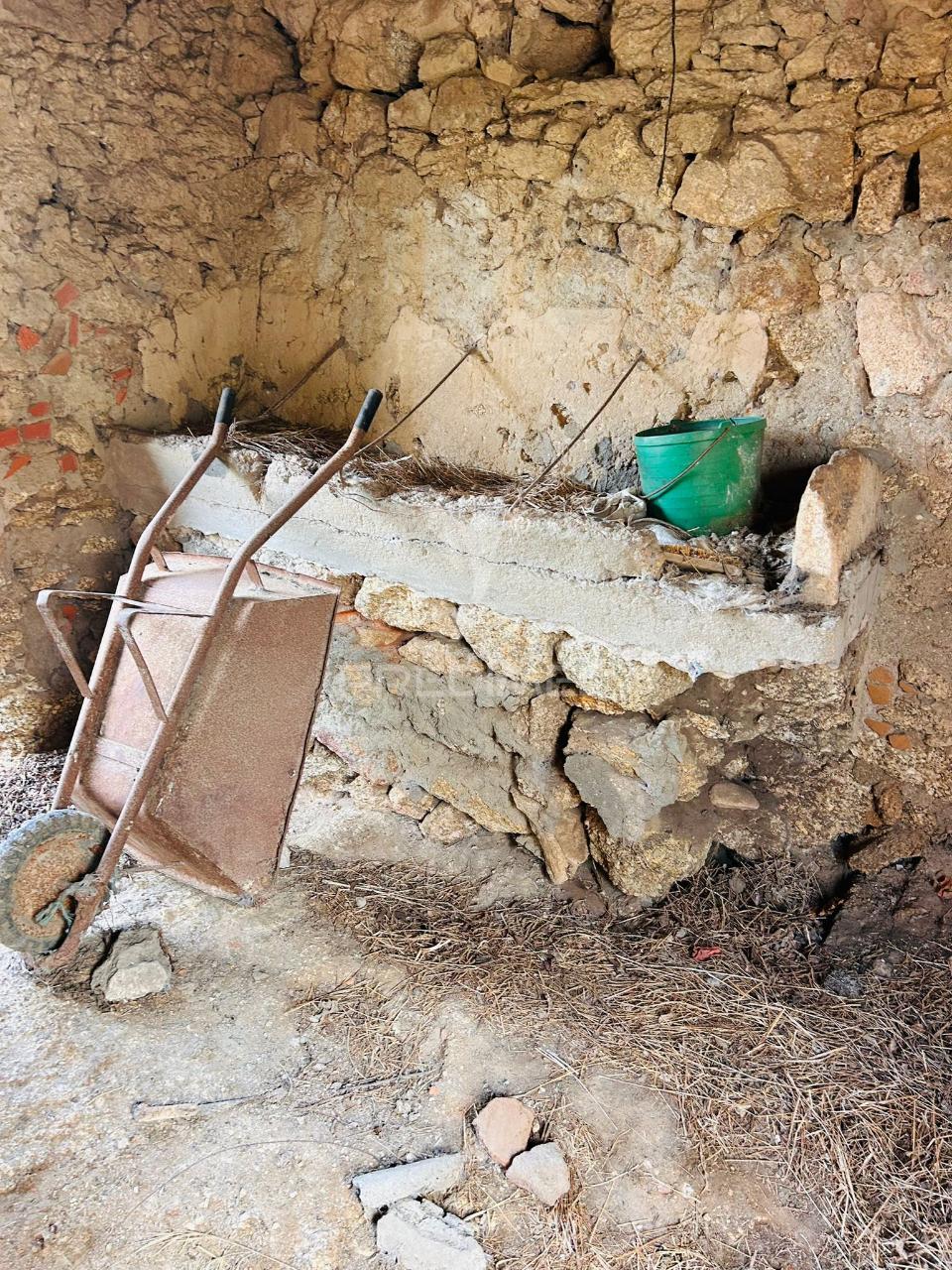 Terreno com construção para reabilitar tolosa