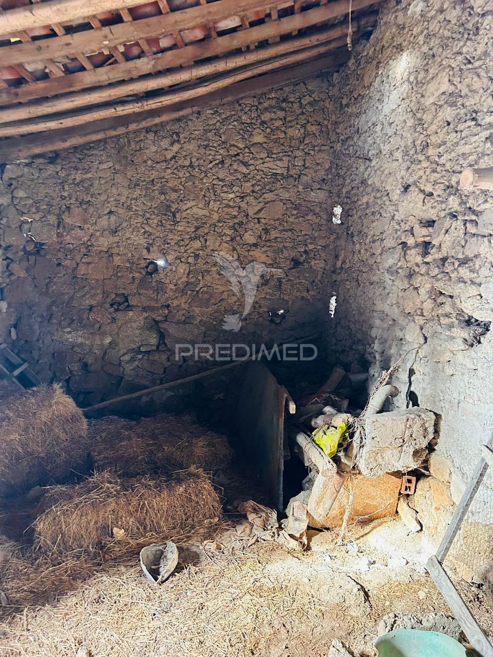 Terreno com construção para reabilitar tolosa