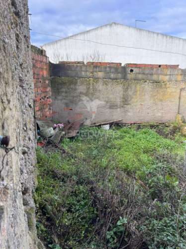 Terreno com construção para reabilitar tolosa