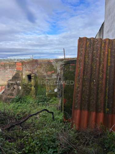 Terreno com construção para reabilitar tolosa