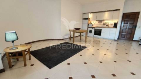 Apartamento t1 para arrendamento com vista mar na costa da caparica