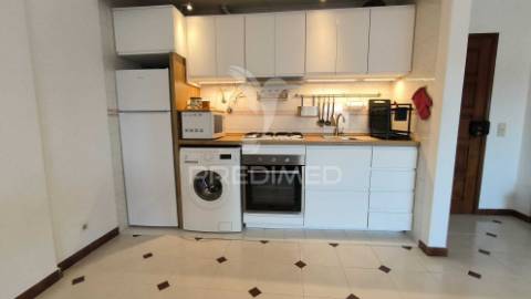 Apartamento t1 para arrendamento com vista mar na costa da caparica