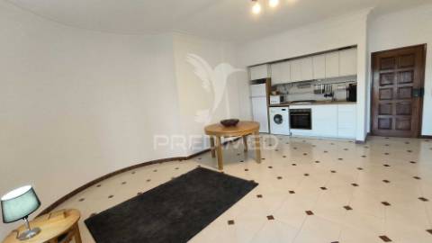 Apartamento t1 para arrendamento com vista mar na costa da caparica