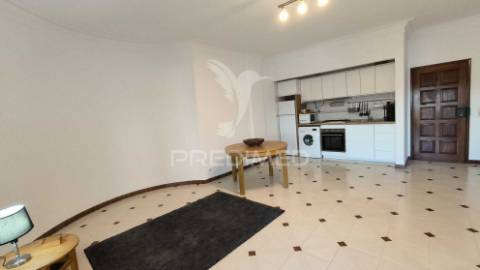 Apartamento t1 para arrendamento com vista mar na costa da caparica