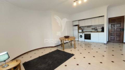 Apartamento t1 para arrendamento com vista mar na costa da caparica