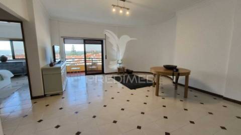 Apartamento t1 para arrendamento com vista mar na costa da caparica