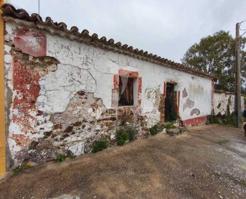 Oportunidade de reabilitação – casa com terreno em mesquita, alentejo