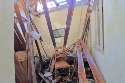 Moradia t2 para recuperação com projeto aprovado – praia da vitória