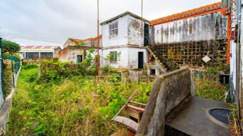 Moradia t2 para recuperação com projeto aprovado – praia da vitória