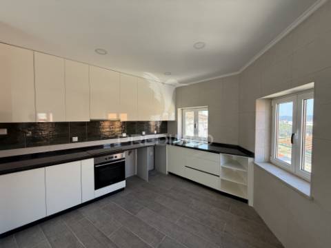 Apartamento t2 novo com garagem no centro de alcanena