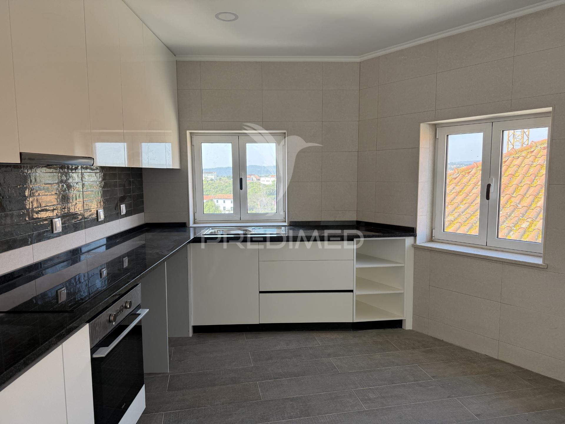 Apartamento t2 novo com garagem no centro de alcanena