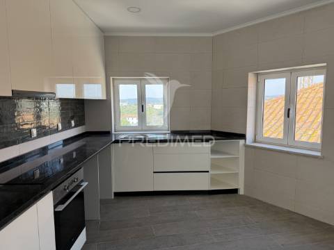 Apartamento t2 novo com garagem no centro de alcanena