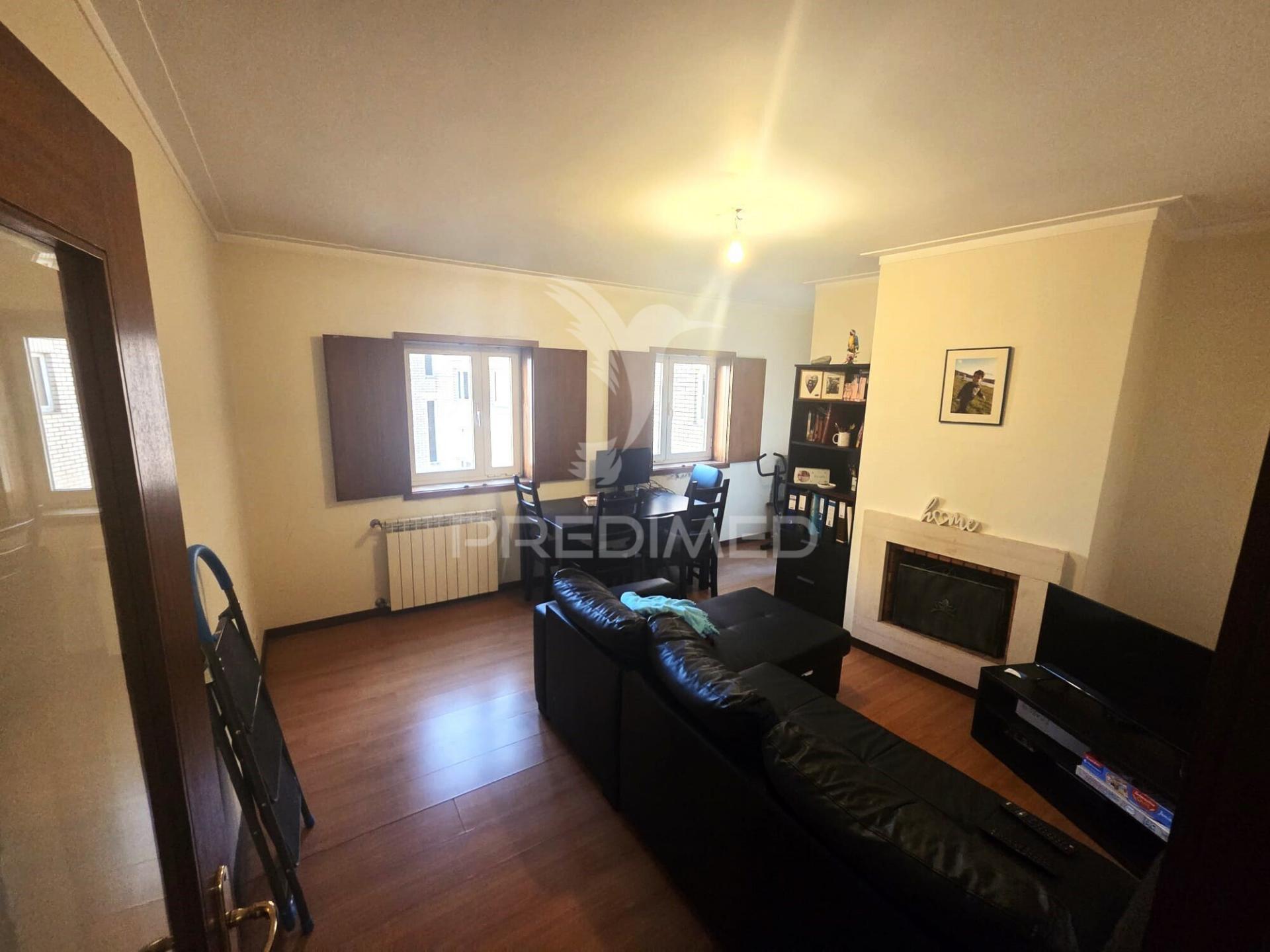 T2 com garagem em pedroso - excelente estado e localização estratégica