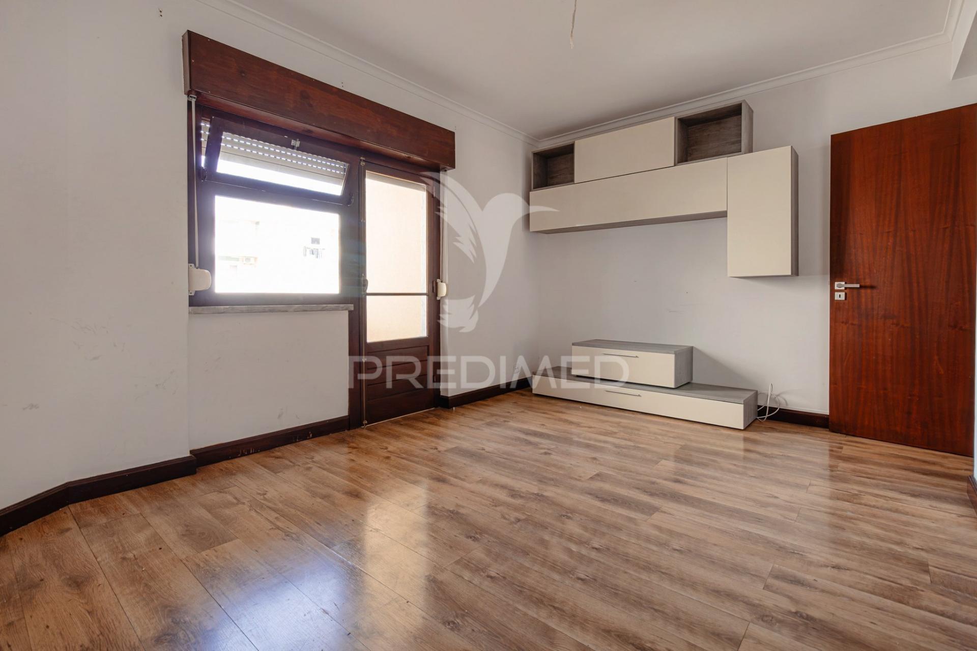 T3 transformado em t2 na povoa de santo adrião pronto a habitar