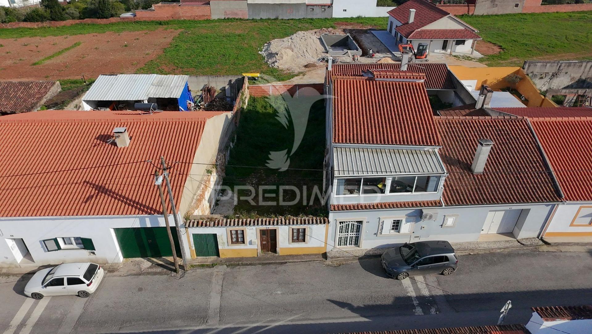 Ruína com projecto de reabilitação