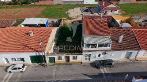 Ruína com projecto de reabilitação