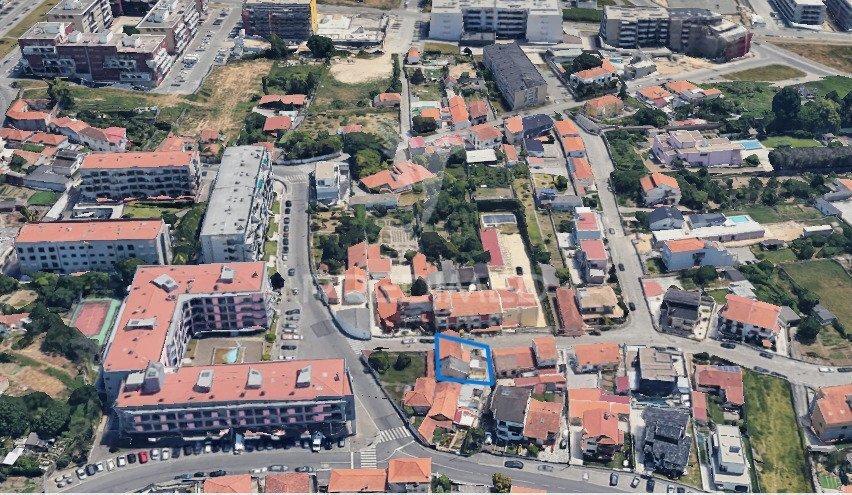 Moradia em canidelo com cinco casas independentes