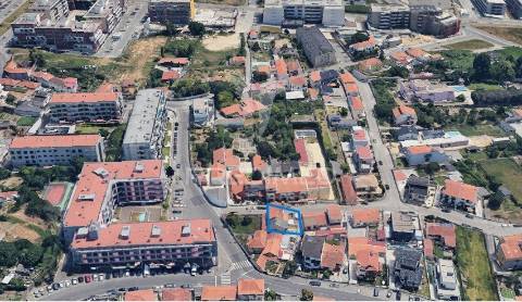 Moradia em canidelo com cinco casas independentes