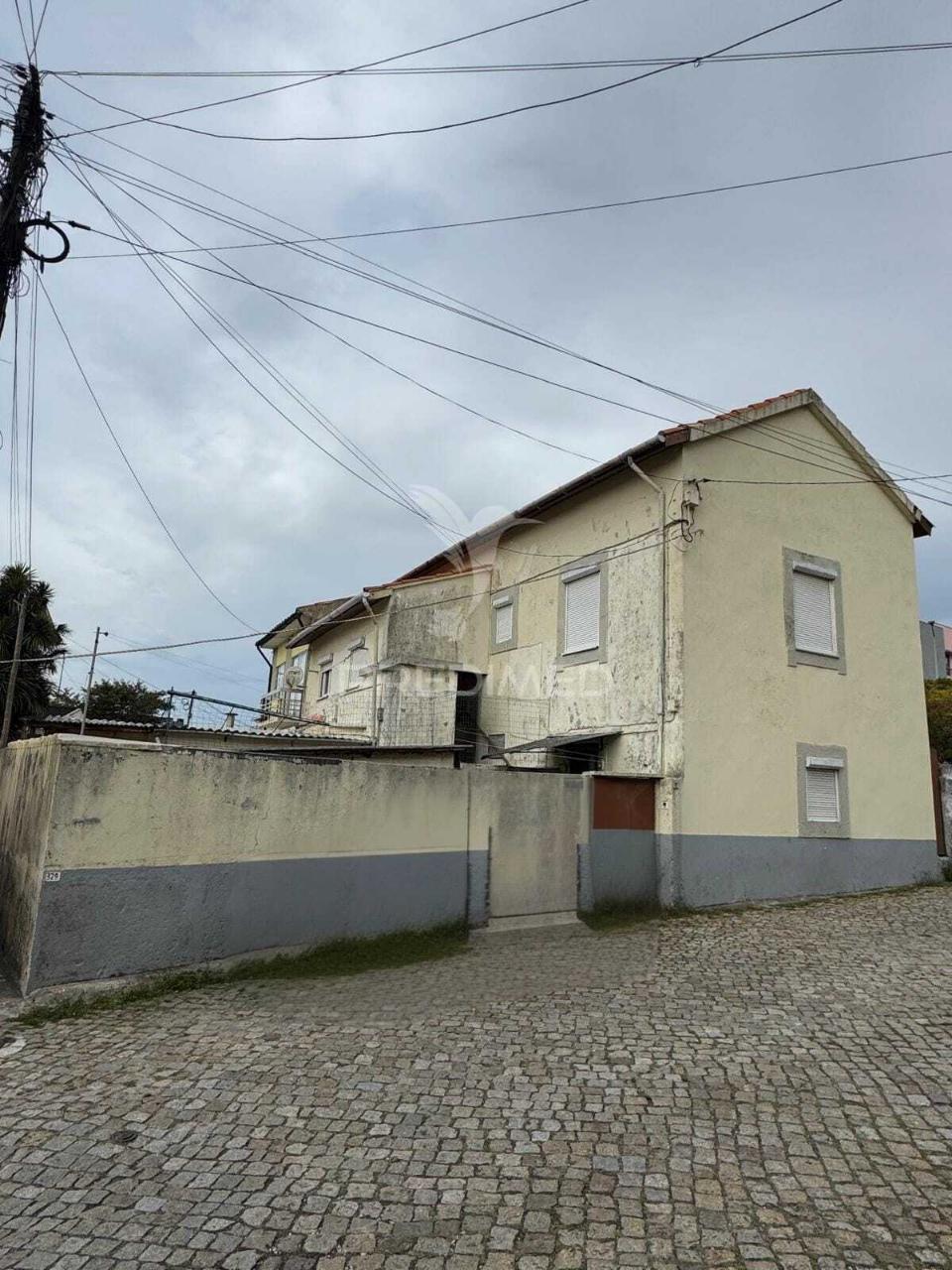 Moradia em canidelo com cinco casas independentes