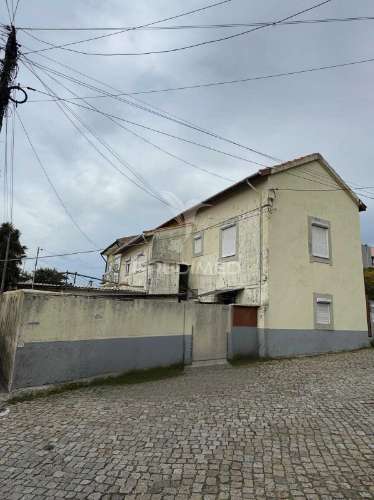 Moradia em canidelo com cinco casas independentes