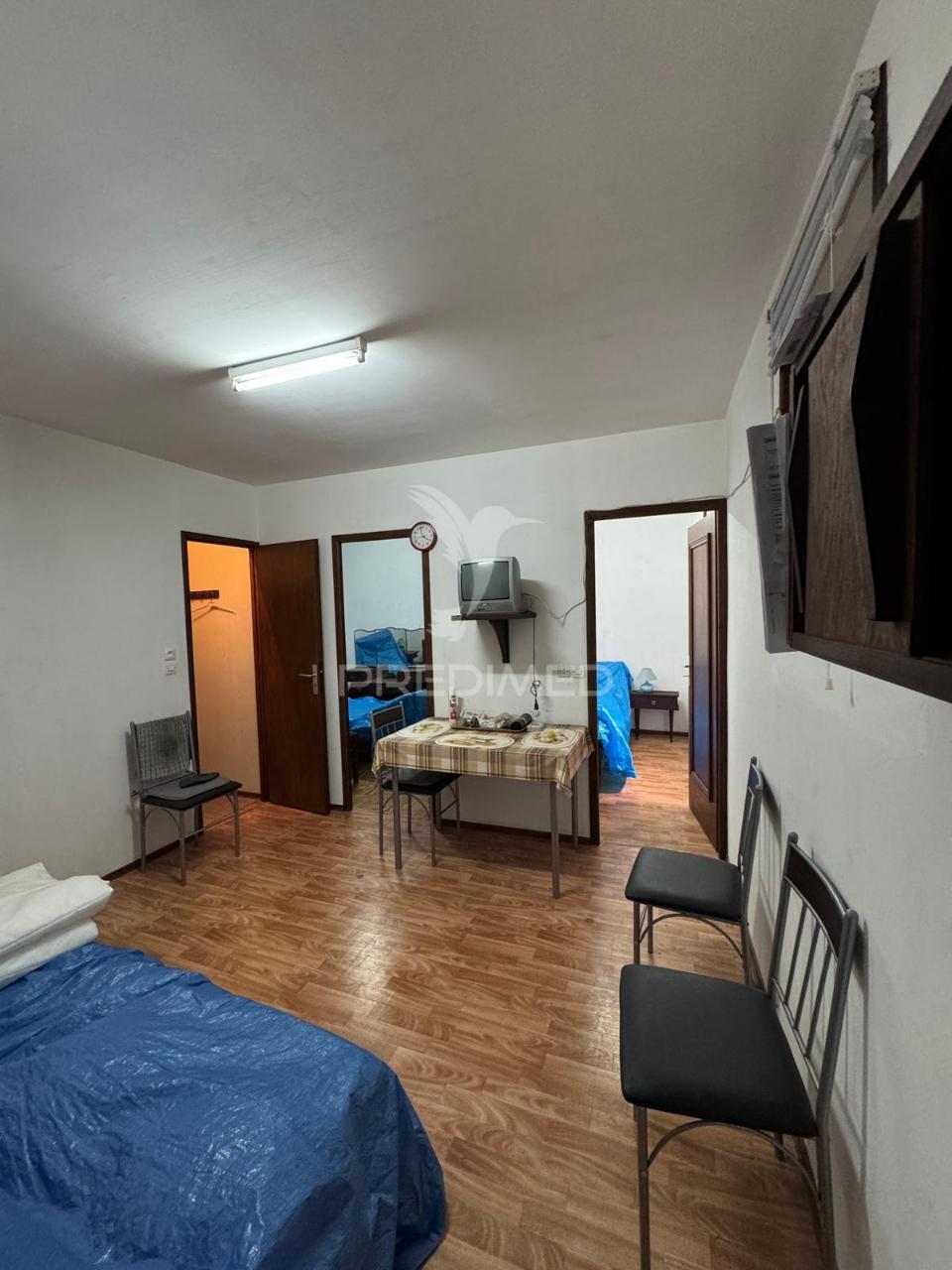 Moradia em canidelo com cinco casas independentes