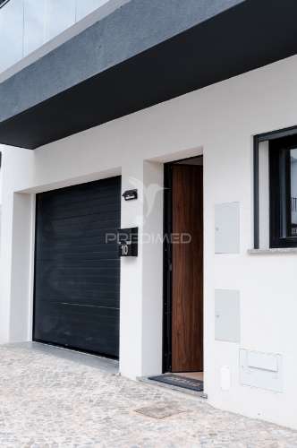 Moradia contemporânea t3 em olhão | design minimalista e pátio privativo