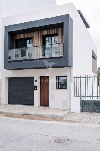 Moradia contemporânea t3 em olhão | design minimalista e pátio privativo