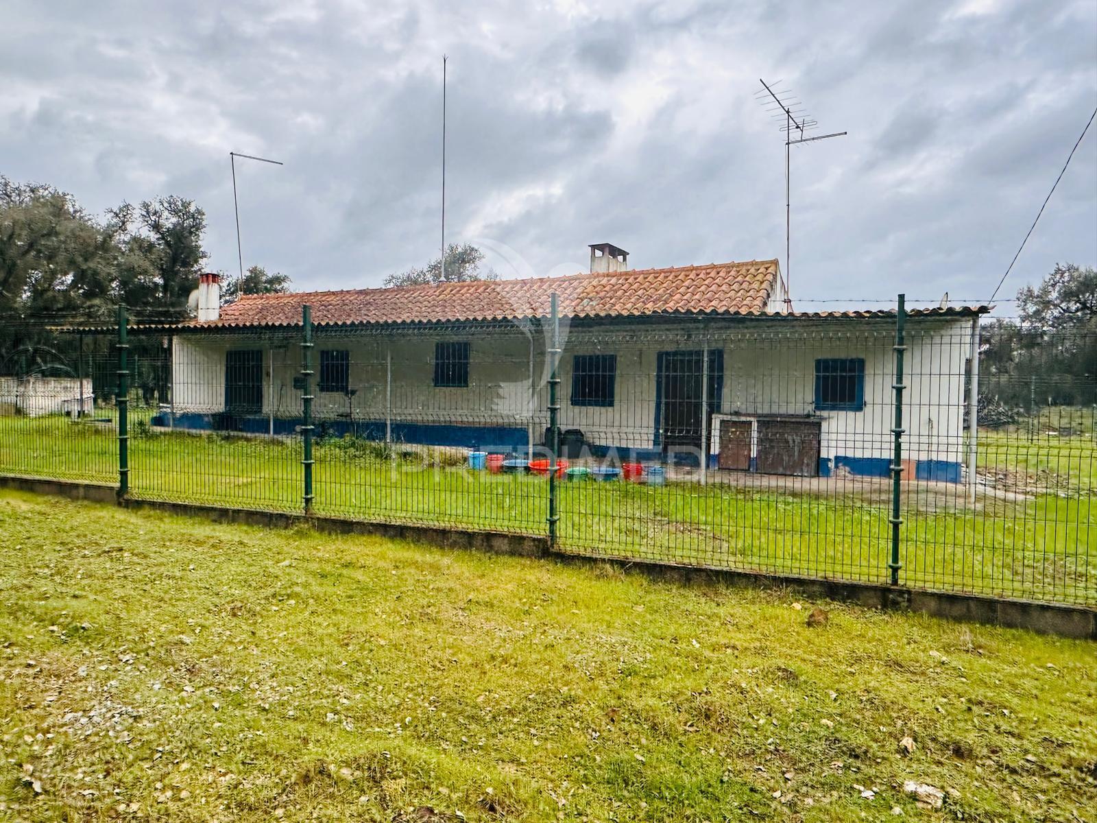 Monte alentejano com 12 hectares junto á barragem de fonte de cerne