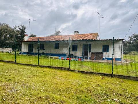 Monte alentejano com 12 hectares junto á barragem de fonte de cerne