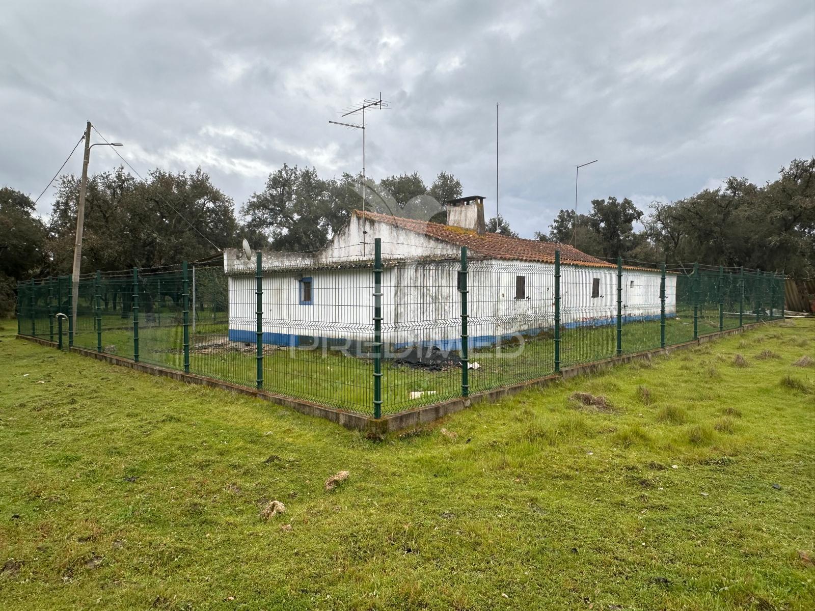 Monte alentejano com 12 hectares junto á barragem de fonte de cerne