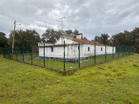 Monte alentejano com 12 hectares junto á barragem de fonte de cerne